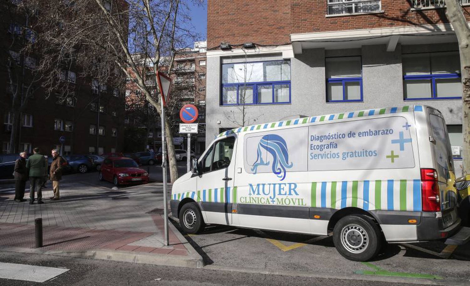 A doctor and Vox lawmaker, Gador Joya, has been offering ultrasounds outside the Dator clinic in Madrid.